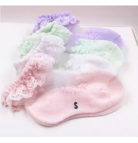 Chaussettes blanches bébé en dentelle